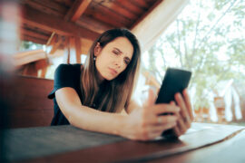 woman-trouble-reading-phone